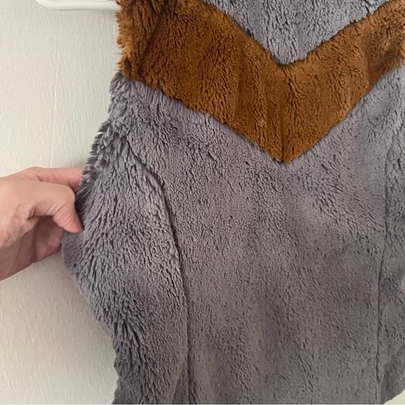 Patagonia Soft Faux Fur Vest Gray w Brown Chevron Stripe Women’s Small - Picture 9 of 12